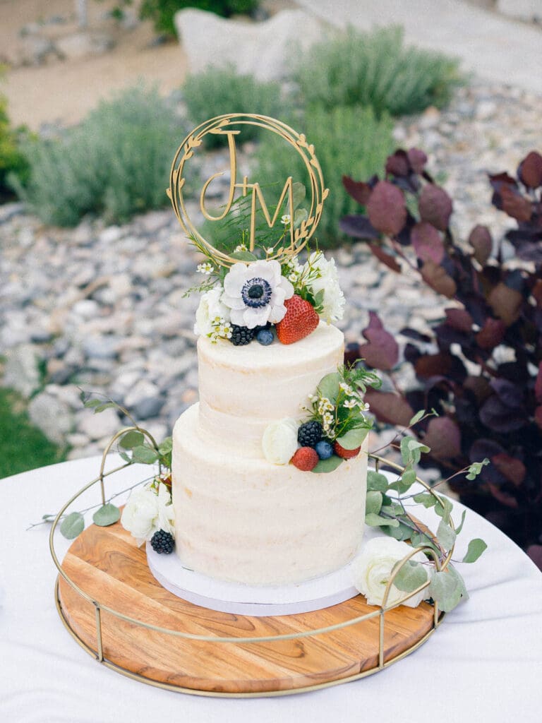 Tannenbaum Lake Tahoe wedding cake photo